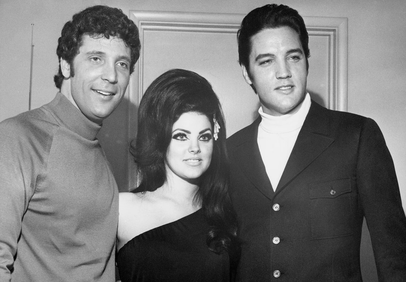 Jednym z idoli Toma Jonesa był Elvis Presley. Po raz pierwszy poznali się w 1965 r. na planie filmu "Podrap mnie w plecy" ("Paradise, Hawaiian Style"), którego gwiazdą był Elvis. Od tego czasu panowie zostali przyjaciółmi. Na zdjęciu Tom Jones, Priscilla Presley i Elvis Presley w 1968 r. w Las Vegas.