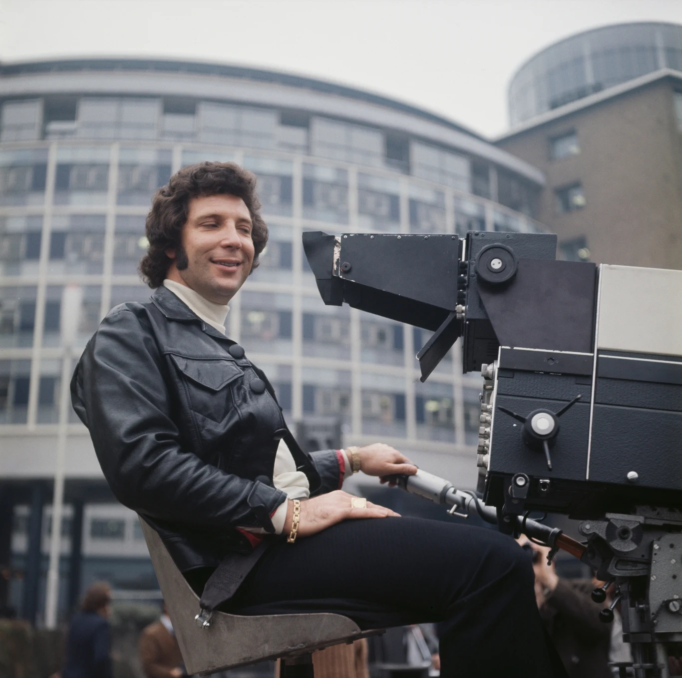 Imponująca kariera obfituje w setki anegdot i niesamowitych historii, które wokalista opisał w swojej autobiografii "Tom Jones. Na szczyt i z powrotem", która ukazała się na jego 75. urodziny. "Po raz pierwszy ma to miejsce podczas jednego z koncertów w Copie w 1969 roku. Spływam potem. Od czasu do czasu ktoś przy stoliku pod sceną podaje mi białą lnianą serwetkę. Ocieram nią skroń i oddaję. Z tą kobietą jest jednak inaczej. Ma inny pomysł: wstaje, podwija sukienkę, zdejmuje bieliznę i daje mi ją do ręki. Jestem doskonale świadom, że to spory przeskok od serwetek" - tak opisywał historię o narodzinach "potwora z majtek". Tom Jones w 1971 r.