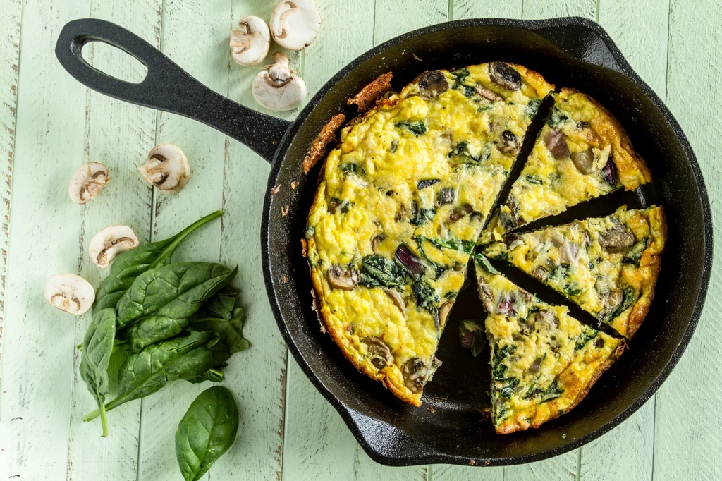 Upieczony omlet zostaw w formie. Ostudź, okrój brzegi dookoła, przykryj formę deską, odwróć i delikatnie wyjmij