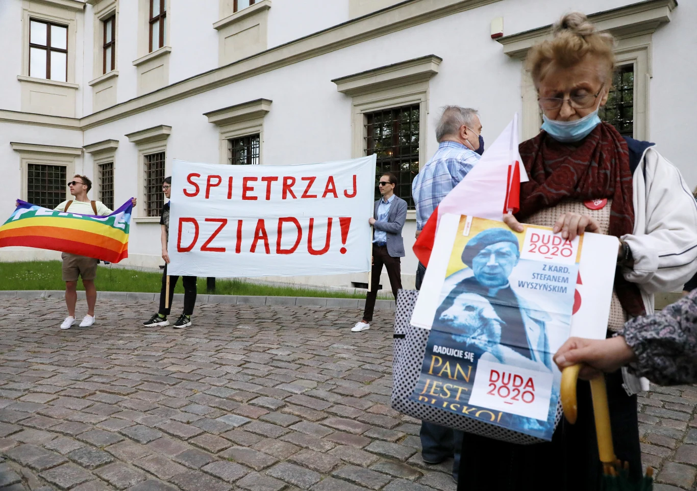Przed koncertem doszło do awantury pomiędzy zwolennikami Jana Pietrzaka a jego przeciwnikami, którzy prezentowali transparent "Spietrzaj dziadu". Protestujący usłyszeli takie hasła, jak m.in. "Bolszewicy, spieprzajcie stąd!", "ubeckie łajzy" czy "pedały na hulajnogi". Nagrywająca zdarzenie dziennikarka OKO.press Dominika Sitnicka została zaatakowana przed jednego z obrońców Pietrzaka, który uderzył w jej kamerę.