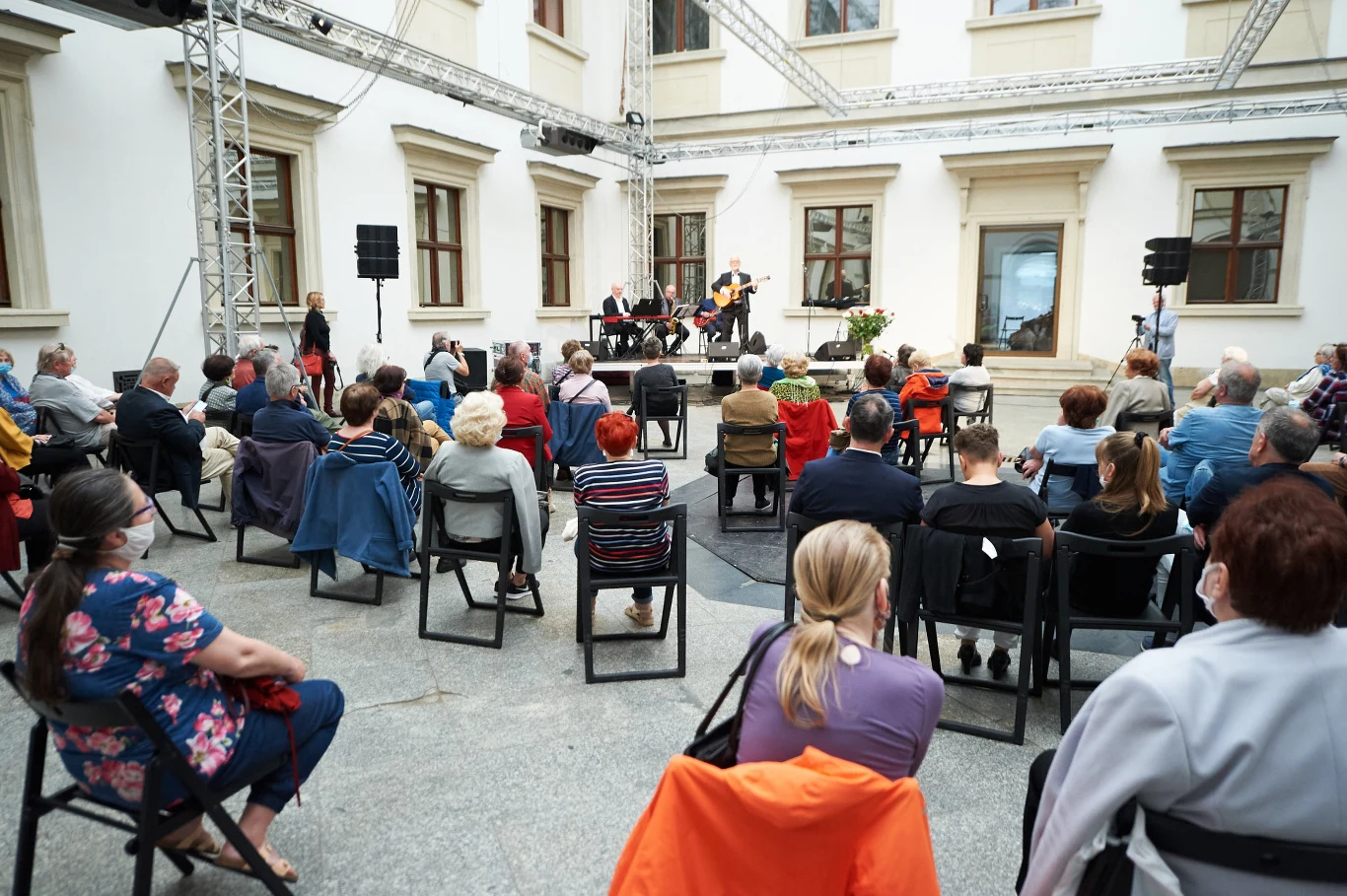 "Koniec przerwy" - ogłosiło Centrum Sztuki Współczesnej Zamek Ujazdowski. Na stronie CSW czytamy, że jest ono "jedną z najważniejszych instytucji kultury w Polsce, miejscem tworzenia i prezentacji sztuki współczesnej we wszystkich jej przejawach".