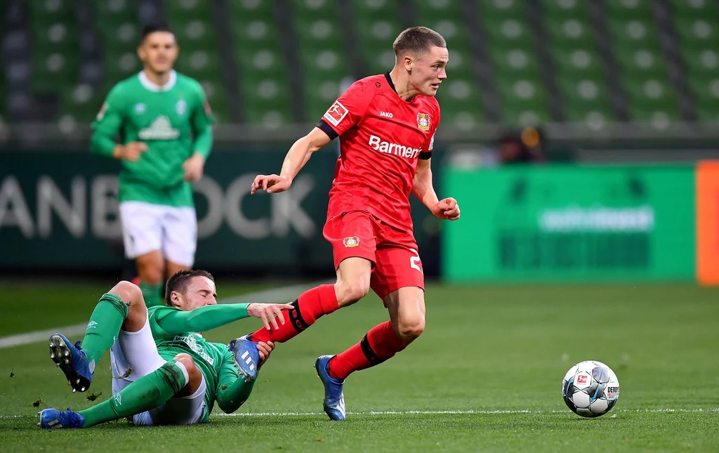 Florian Wirtz (w czerwonej koszulce) podczas debiutu przeciwko Werderowi Brema Florian Wirtz (w czerwonej koszulce) podczas debiutu przeciwko Werderowi Brema