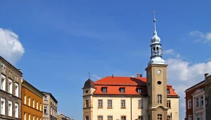Na zdj. rynek i ratusz w mieście Boguszów-Gorce