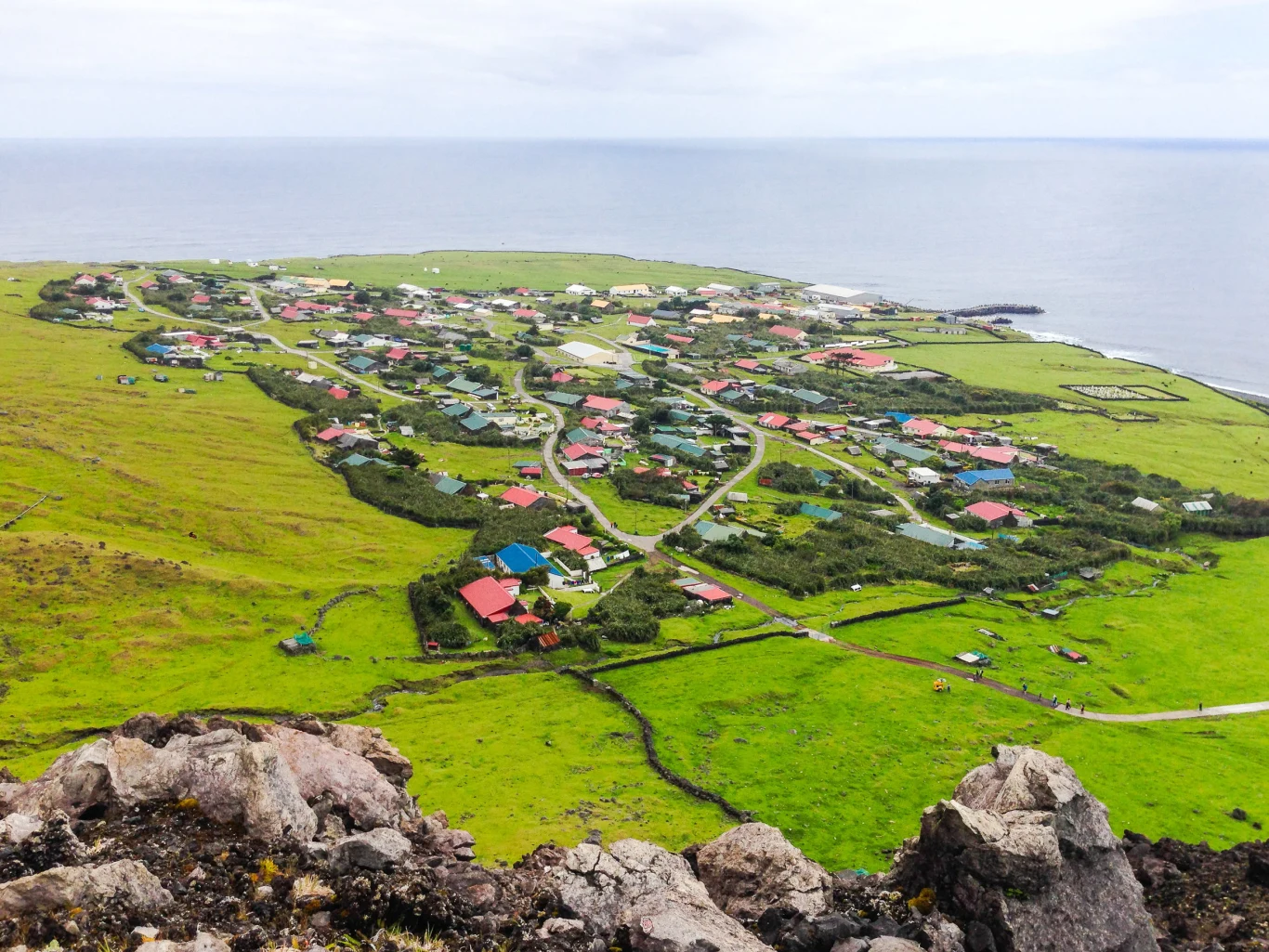 Tristan da Cunha – najbardziej odosobniona, zamieszkała wyspa Archipelag położony na Oceanie Atlantyckim składa się z sześciu wulkanicznych wysp – główna z nich jest jedną z najbardziej odosobnionych zamieszkanych wysp na świecie. Najbliżsi sąsiedzi mieszkają około 2420 km na północ na Wyspie Świętej Heleny. Ze względu na brak lotniska mieszkańcy Tristan da Cunha mogą się tam wybrać jedynie drogą morską – taka podróż zajmuje siedem dni. Na wyspie znajduje się szkoła, muzeum, urząd pocztowy, kawiarnia, pub i basen. Wyspę obecnie zamieszkuje 266 mieszkańców, a ze względu na odosobnienie nieuniknionym zjawiskiem jest zawieranie małżeństw pomiędzy blisko spokrewnionymi osobami – np. kuzynami drugiego stopnia. Ograniczona pula genowa przekłada się na kłopoty zdrowotne mieszkańców: wielu z nich cierpi na astmę i jaskrę. Na Tristan da Cunha praktycznie nie istnieje zjawisko bezrobocia. Prawie wszyscy mieszkańcy są zatrudnieni przez lokalne władze, a praca jest zagwarantowana zaraz po ukończeniu szkoły.