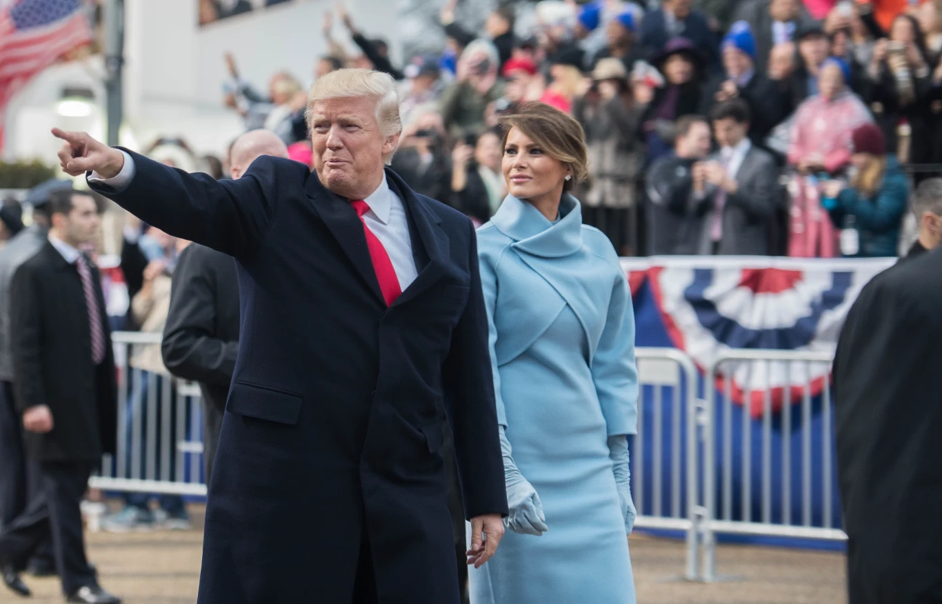 Szczególnie pięknie Melania Trump wyglądała podczas uroczystości zaprzysiężenia jej męża na prezydenta. Błękitny komplet od Ralpha Laurena jest bowiem nowoczesny, ale jednocześnie nawiązuje do klasycznej elegancji lat 60.
