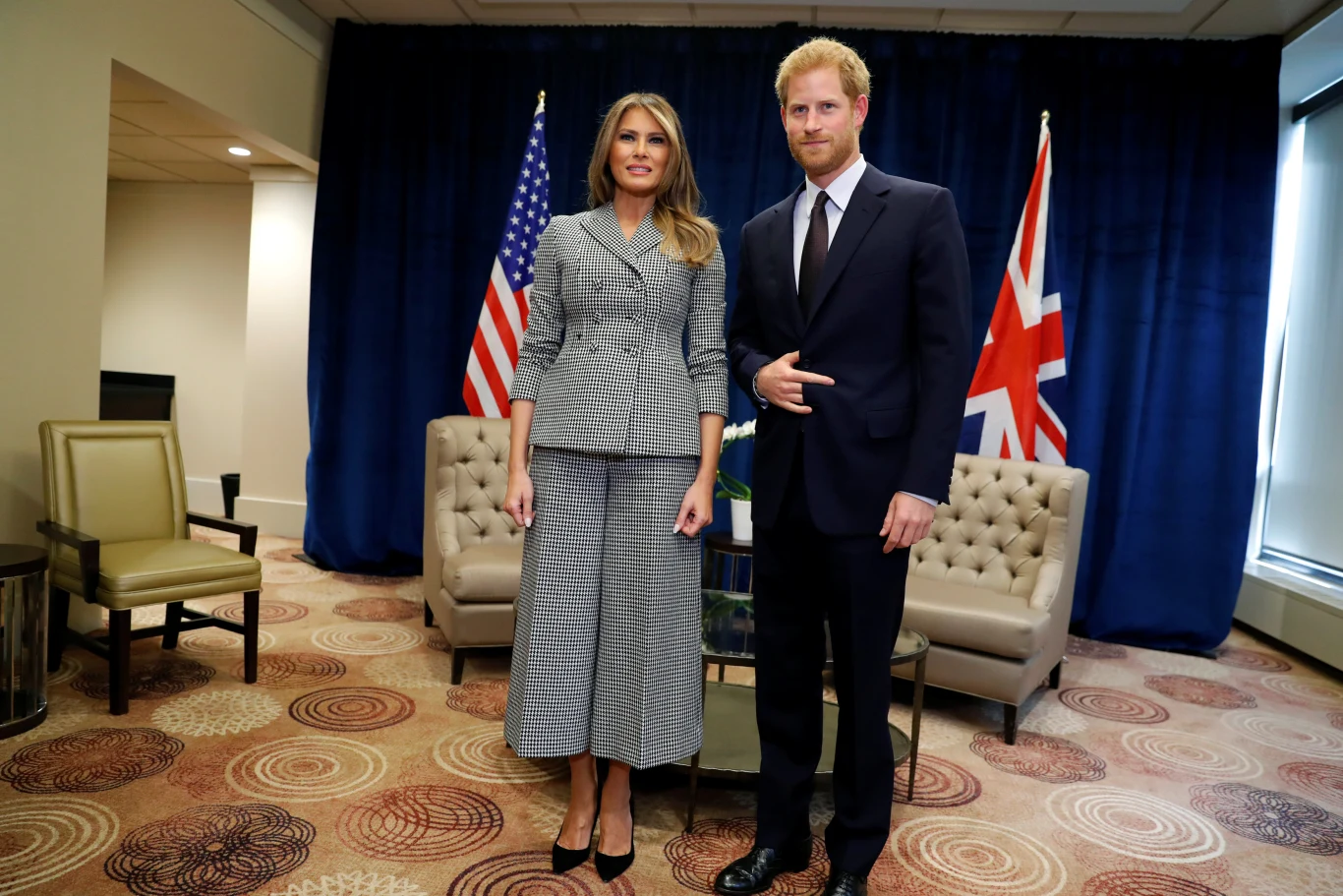 Melania Trump w przeszłości była modelką i nadal zachwyca zgrabną i proporcjonalną sylwetką. Niewiele więc trzeba, by robiła wrażenie. Ale pierwsza dama Stanów Zjednoczonych nie lubi nudy, a jej stylizacje nie zawsze spełniają wszystkie wymogi protokołu dyplomatycznego. Rozkloszowane, kolorowe suknie, odkryte ramiona, często szerokie spodnie łączone z obcisłym topem – w takim wydaniu widzimy ją najczęściej. Na zdjęciu w Toronto, podczas spotkania z księciem Harrym.