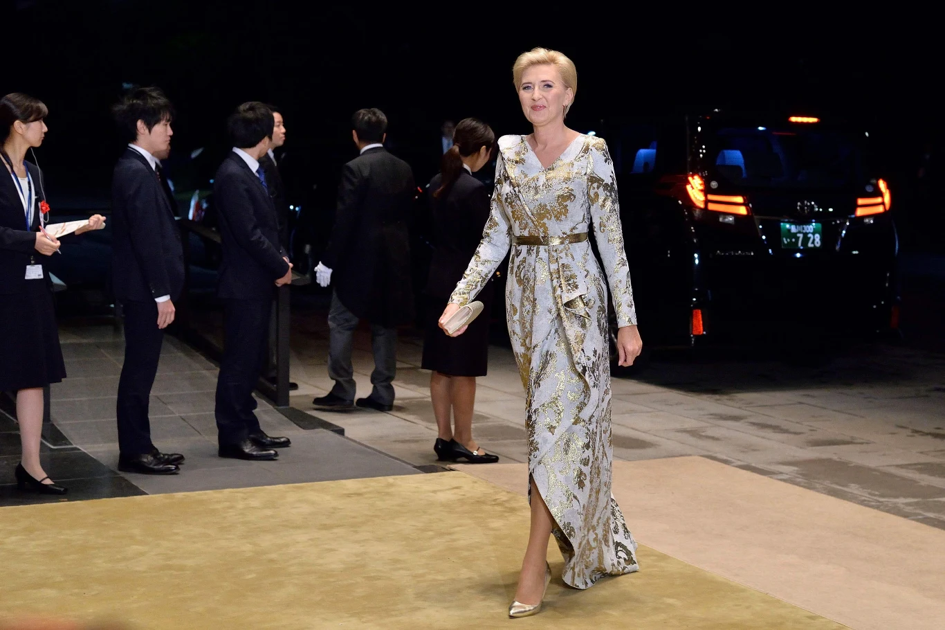 Stylizacje Agaty Dudy od początku wzbudzały spore emocje i zyskiwały aprobatę stylistów oraz znawców mody. Doszukiwano się inspiracji postacią Claire Underwood – pierwszą damą z serialu „House of cards”, graną przez piękną Robin Wright. Doceniano prostotę i elegancję oraz perfekcyjne dopasowanie kolorystyczne. Ale pani Agata wygląda najpiękniej, kiedy pozwoli sobie na odrobinę szaleństwa, jak np. podczas wizyty w Japonii. Biało-złota suknia o skomplikowanym kroju oraz złote szpilki stworzyły piękną i oryginalną całość.