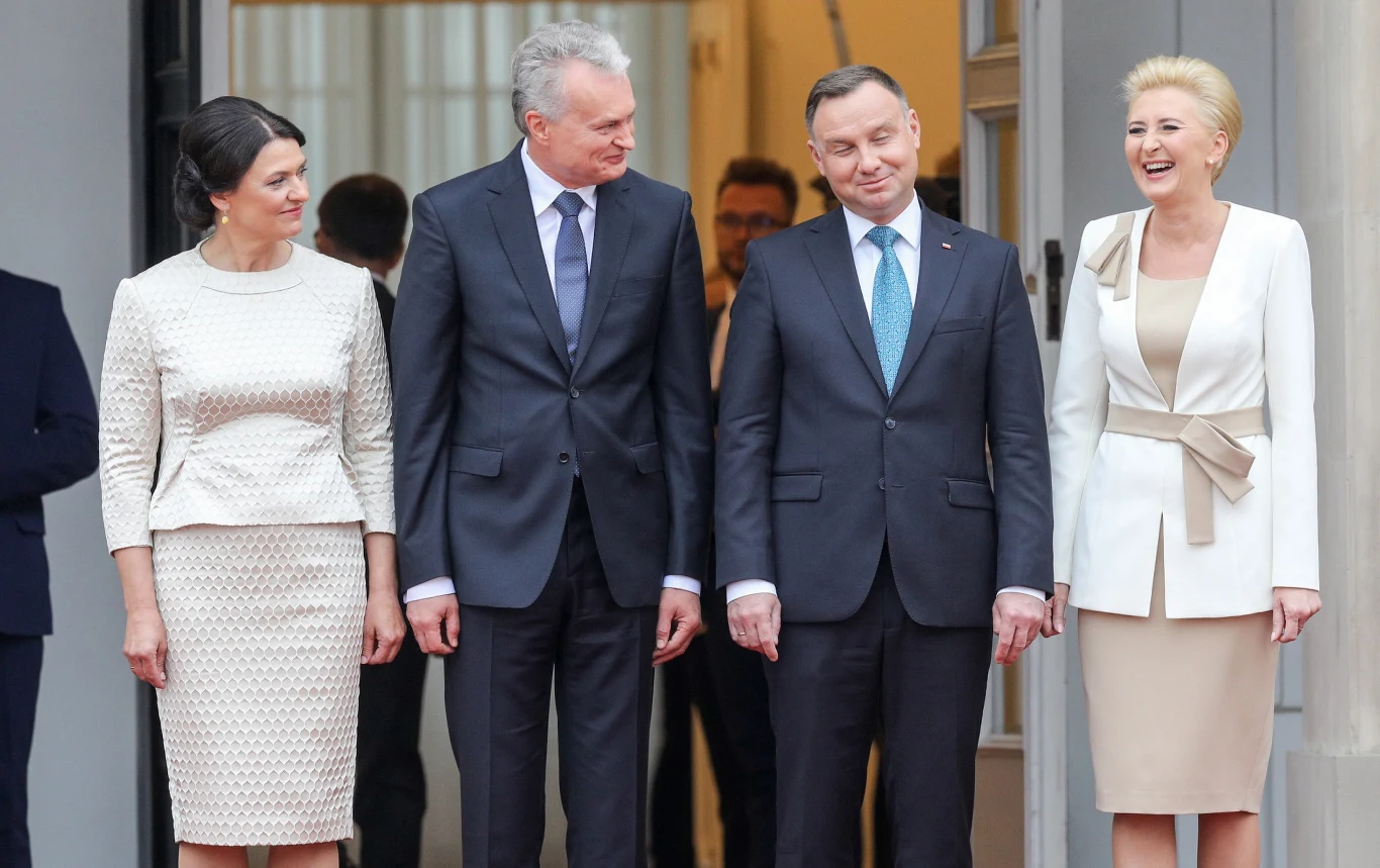 Na co dzień pierwsza dama wybiera jednak najczęściej dopasowane garsonki z tzw. „twistem”. Taką kreację włożyła np. na przyjazd do Polski Prezydenta Republiki Litewskiej i jego żony. Tutaj uwagę zwracają subtelne detale – beżowe kokardy w pasie i na ramieniu. 