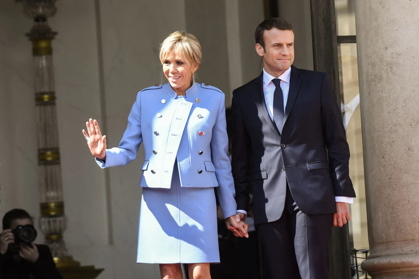 Brigitte Macron od początku była pod nieustannym ostrzałem mediów, komentujących każdy jej strój. Pierwsza dama Francji jest starsza od swojego męża o 25 lat, co wzbudzało spore kontrowersje. Jednak Macron szybko zdobyła sympatię rodaków, a jej styl ma wielu zagorzałych fanów i nie mniej zdecydowanych przeciwników. 67-latka nie stroni bowiem od odsłaniania zgrabnych nóg i sportowych elementów garderoby. Na zdjęciu jedna z jej najlepszych stylizacji – błękitny kostium w stylu retro.