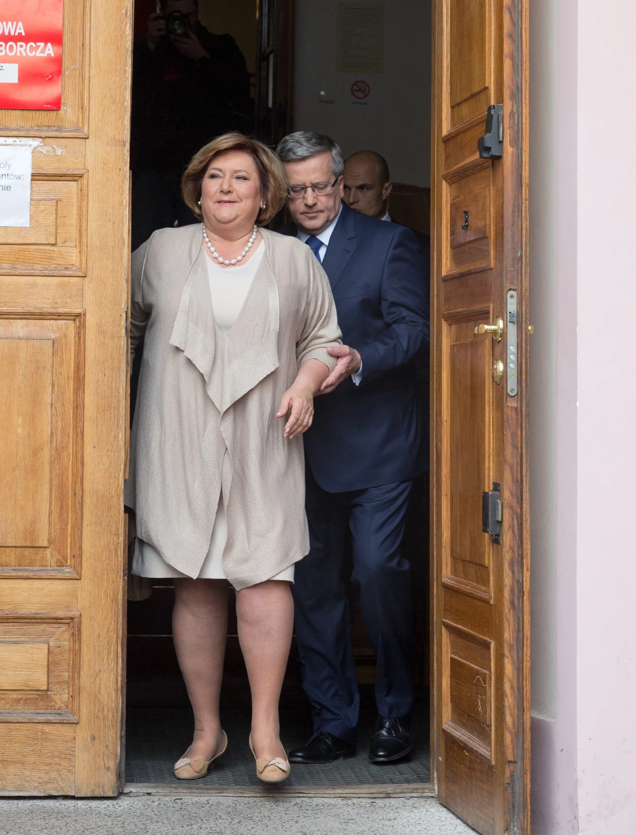Anna Komorowska, zanim została pierwszą damą, preferowała luźne, sportowe i niezobowiązujące stylizacje. Jednak życie w Pałacu Prezydenckim rządzi się swoimi prawami i styl pani Anny musiał ulec zmianie. Początki nie były łatwe – prezydentowa miała problem z doborem obuwia, stawiała też na wyraziste kolory, które nie służyły jej sylwetce. Jednak z czasem pierwsza dama wyglądała coraz lepiej. Bardzo dobrze oceniono np. komplet, który wybrała na głosowanie w II turze wyborów prezydenckich w 2015 roku. Anna Komorowska, zanim została pierwszą damą, preferowała luźne, sportowe i niezobowiązujące stylizacje. Jednak życie w Pałacu Prezydenckim rządzi się swoimi prawami i styl pani Anny musiał ulec zmianie. Początki nie były łatwe – prezydentowa miała problem z doborem obuwia, stawiała też na wyraziste kolory, które nie służyły jej sylwetce. Jednak z czasem pierwsza dama wyglądała coraz lepiej. Bardzo dobrze oceniono np. komplet, który wybrała na głosowanie w II turze wyborów prezydenckich w 2015 roku.