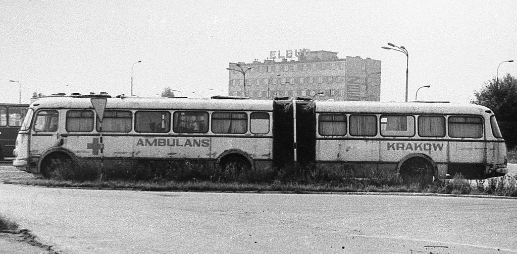 Przegubowy ambulans w bazie krakowskiego MPK. W tle nieistniejący już budynek Elbudu. Fot. Jacek Kołodziej