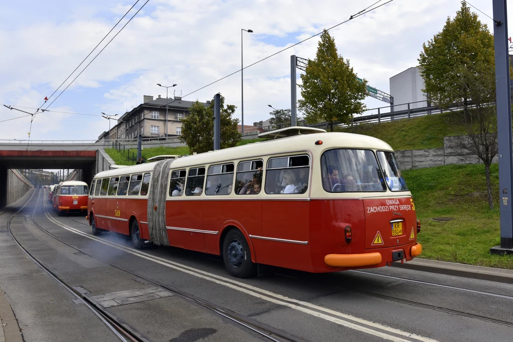 "Zachodzi przy skręcie" - charakterystyczny komunikat widział każdy, jadący za jelczem "ogórkiem"