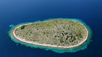 Baljenac – wyspa w kształcie odcisku palca 

Położona na Morzu Adriatyckim wyspa cieszy się coraz większą popularnością wśród turystów, a Chorwaci starają się o wpisanie jej na listę światowego dziedzictwa UNESCO. Powodem jest jej kształt i zabudowa, które sprawiają, że z lotu ptaka przypomina ona odcisk palca. 

Cała wyspa pokryta jest siecią niskich, kamiennych murków o łącznej długości 23,357 km. Murki postawili mieszkańcy pobliskiej wyspy Kaprije, którzy używali Baljenac w celach rolniczych aż do XIX w. Służyły one do zaznaczania granic pomiędzy polami, a także chroniły rośliny przed silnym wiatrem.