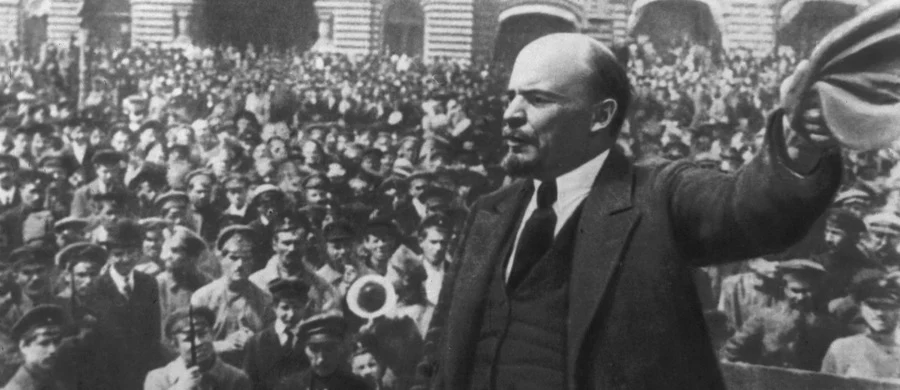 Włodzimierz Lenin początkowo walczył wyłącznie przeciwko instytucji Kościoła. Dopiero później zaczął zastępować jedną religię drugą