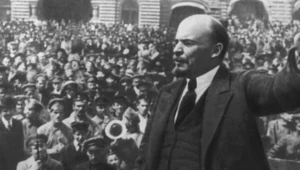 Włodzimierz Lenin początkowo walczył wyłącznie przeciwko instytucji Kościoła. Dopiero później zaczął zastępować jedną religię drugą