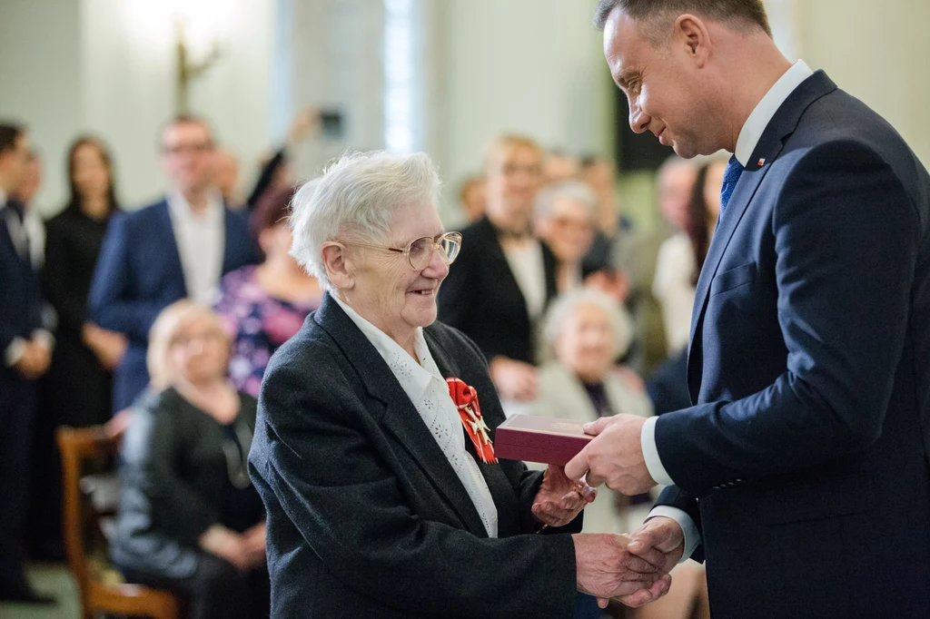 Zofia Hołub przyjmuje z rąk prezydenta Andrzeja Dudy Order Odrodzenia Polski