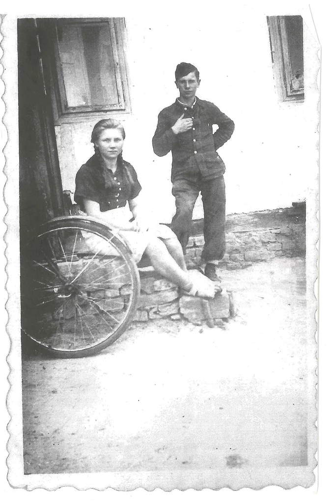  Zosia i jej brat Bolek przed domem w Radziwiłłowie, 1943 r. Zamieszkali tu po ucieczcze przed UPA