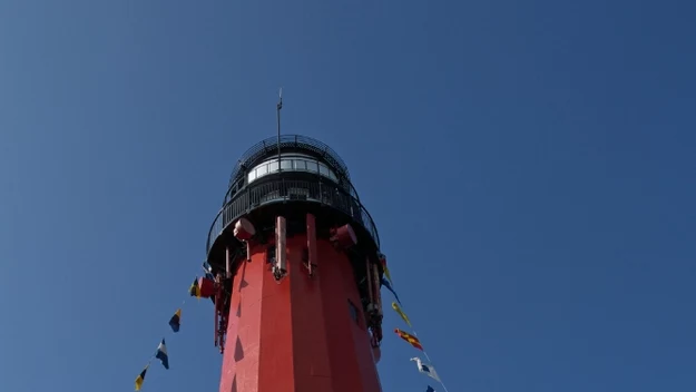 Osetnik

Zwykle organizowano tu obozy młodzieżowe. Brak rozwiniętej bazy turystycznej sprawia, że tłumów plażowiczów raczej nie spotkamy. Możemy za to spróbować wdrapać się na latarnię Stilo, zwaną tak od dawnej niemieckiej nazwy miejscowości.  Dojazd – przez wieś Sasino. Zapaleni rowerzyści czy piechurzy dotrą tutaj też od Łeby przez rezerwat  przyrody Mierzeję Sarbską.

Źródło: Tele tydzień
