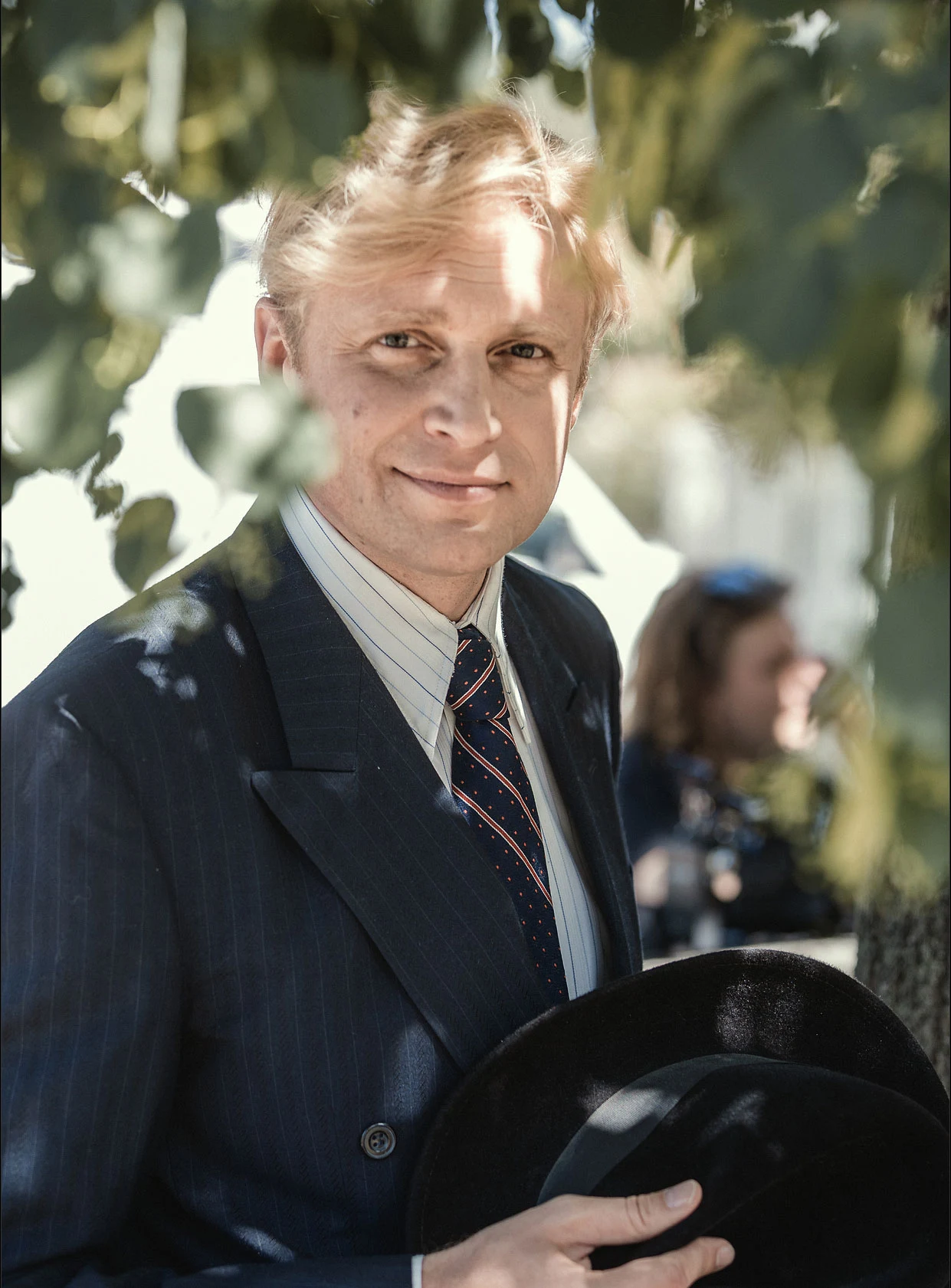 Adamczyk przyznawał, że jego postać może wzbudzić u widzów kontrowersje.
"O to także chodzi w naszej pracy. Zawód aktora nie dawałby mi takiej satysfakcji, gdyby polegał na przypodobaniu się widzom. O wiele ciekawsze są postaci złożone, których nie da się jednoznacznie określić. Takie, które wzbudzają kontrowersje, dają powód do dyskusji, a ich ekranowe postępowanie chętnie oceniamy, bo przez to także zastanawiamy się nad własnymi życiowymi wyborami. Stach Wisłocki to postać z pozoru sympatyczna, jednak jedynie z pozoru. Publiczność raczej go nie polubi" - przyznawał przed premierą filmu. Adamczyk przyznawał, że jego postać może wzbudzić u widzów kontrowersje.
"O to także chodzi w naszej pracy. Zawód aktora nie dawałby mi takiej satysfakcji, gdyby polegał na przypodobaniu się widzom. O wiele ciekawsze są postaci złożone, których nie da się jednoznacznie określić. Takie, które wzbudzają kontrowersje, dają powód do dyskusji, a ich ekranowe postępowanie chętnie oceniamy, bo przez to także zastanawiamy się nad własnymi życiowymi wyborami. Stach Wisłocki to postać z pozoru sympatyczna, jednak jedynie z pozoru. Publiczność raczej go nie polubi" - przyznawał przed premierą filmu.