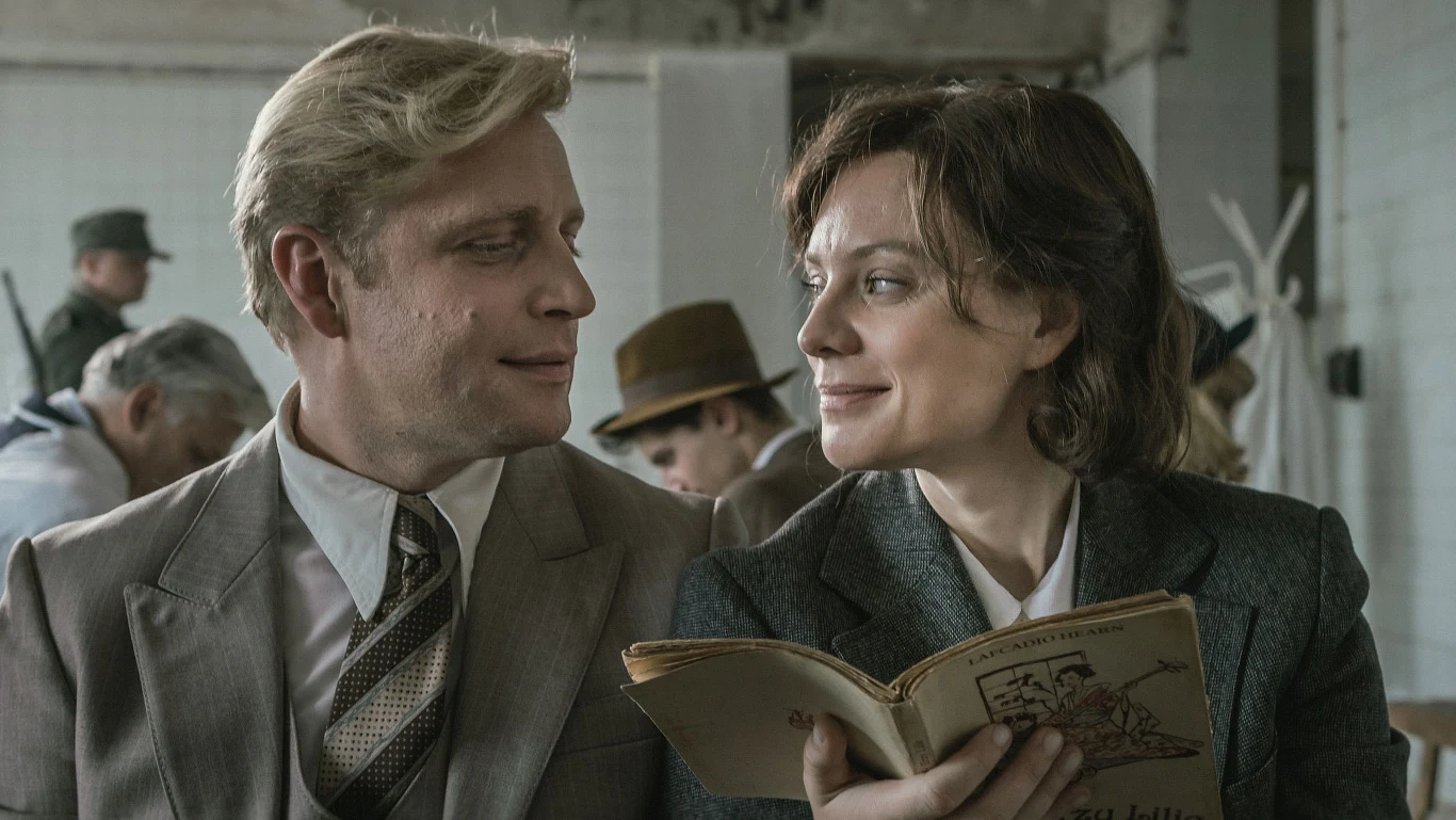 Piotr Adamczyk zdradził też, że początkowe ustalenia były inne - we wszystkich scenach erotycznych miał zastępować go dubler. "Tymczasem dubler poprzedniego dnia zrezygnował, bo mu dziewczyna nie pozwoliła pójść na plan" - zdradził Adamczyk. I dodał: "Zostałem postawiony przed faktem, zadzwoniono do mnie i zapytano, czy się zdecyduję. No cóż, trzeba było".
(PAP Life) Piotr Adamczyk zdradził też, że początkowe ustalenia były inne - we wszystkich scenach erotycznych miał zastępować go dubler. "Tymczasem dubler poprzedniego dnia zrezygnował, bo mu dziewczyna nie pozwoliła pójść na plan" - zdradził Adamczyk. I dodał: "Zostałem postawiony przed faktem, zadzwoniono do mnie i zapytano, czy się zdecyduję. No cóż, trzeba było".
(PAP Life)