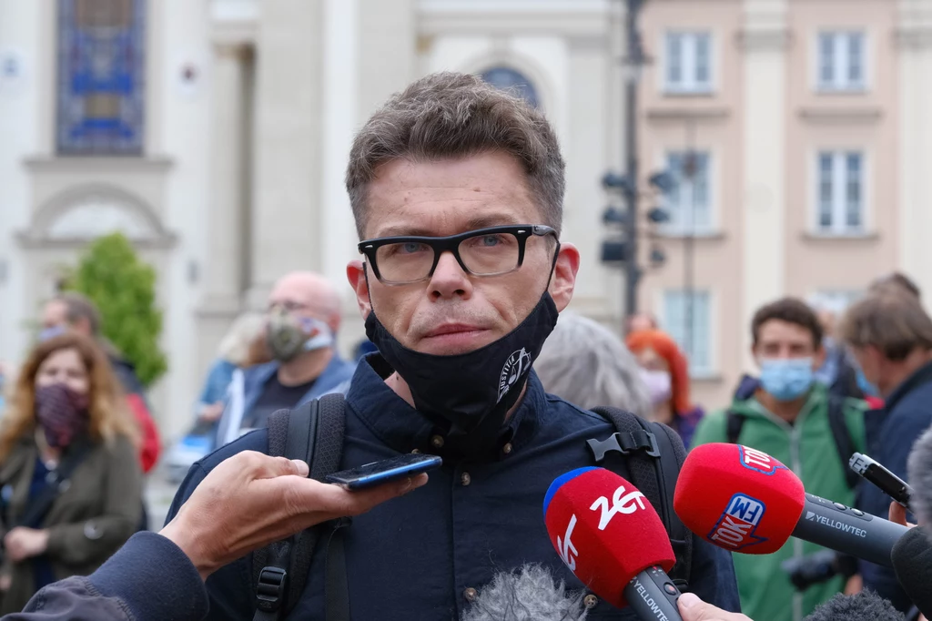 W Warszawie protestujący zgromadzili się na placu Krasińskich przed siedzibą Sądu Najwyższego. Pojawił się tam również sędzia Tuleya. Pytany przez dziennikarzy o wtorkowe posiedzenie sądu, podkreślił, że nie pojawi się na nim, jednak będzie przed budynkiem sądu. "Żeby zademonstrować, że nie boję się odpowiedzialności i nie boję się tzw. Izby Dyscyplinarnej, ale nie mogę firmować działań, które są niezgodne z prawem, czyli działań Izby Dyscyplinarnej, która nie jest sądem" - wskazał. W Warszawie protestujący zgromadzili się na placu Krasińskich przed siedzibą Sądu Najwyższego. Pojawił się tam również sędzia Tuleya. Pytany przez dziennikarzy o wtorkowe posiedzenie sądu, podkreślił, że nie pojawi się na nim, jednak będzie przed budynkiem sądu. "Żeby zademonstrować, że nie boję się odpowiedzialności i nie boję się tzw. Izby Dyscyplinarnej, ale nie mogę firmować działań, które są niezgodne z prawem, czyli działań Izby Dyscyplinarnej, która nie jest sądem" - wskazał.