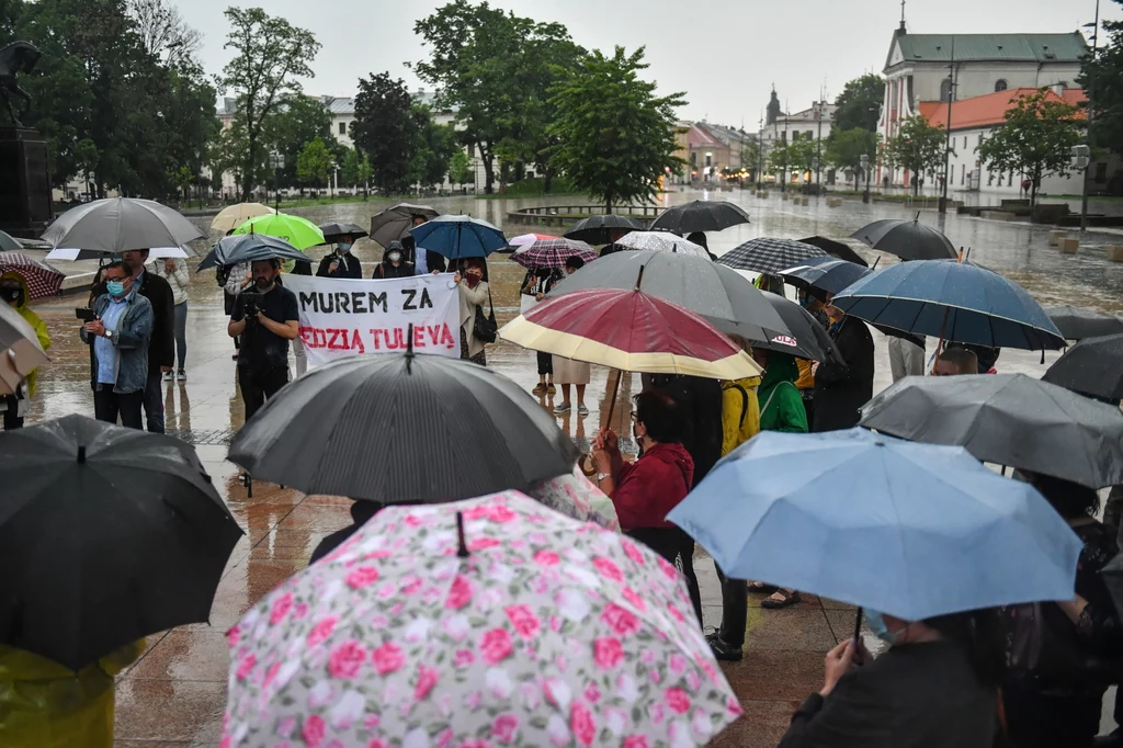 Protesty odbyły się co najmniej w kilkudziesięciu miastach w Polsce, m.in. w Warszawie, Krakowie, Lublinie, Poznaniu i Gdańsku. Źródło tekstu: PAP Protesty odbyły się co najmniej w kilkudziesięciu miastach w Polsce, m.in. w Warszawie, Krakowie, Lublinie, Poznaniu i Gdańsku. Źródło tekstu: PAP