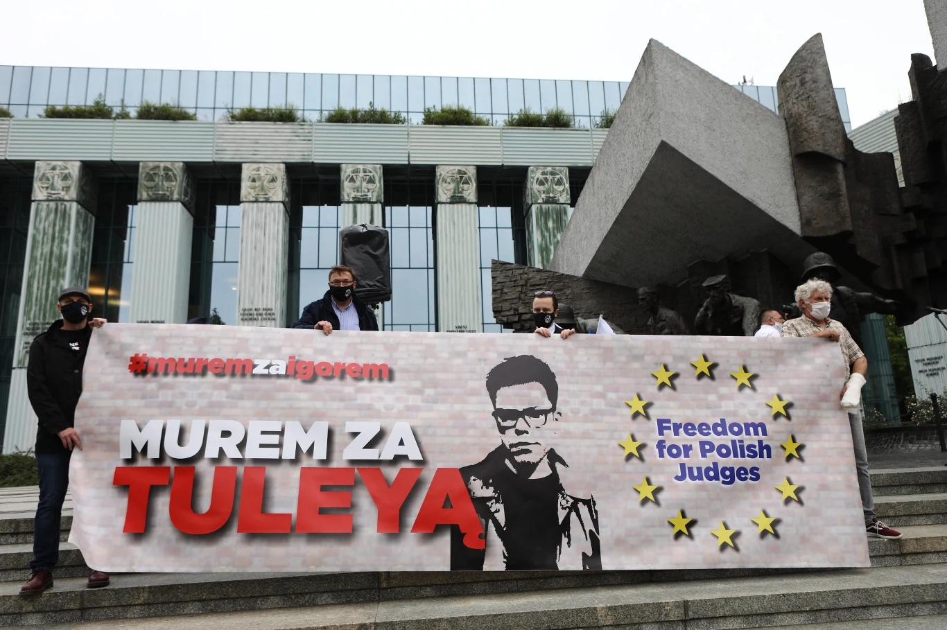 W przeddzień posiedzenia Izby Dyscyplinarnej SN w sprawie uchylenia immunitetu sędziemu Igorowi Tulei, przed sądami w wielu miejscach w Polsce odbyły się protesty w obronie sędziego. Na zdjęciu demonstracja w Warszawie. W przeddzień posiedzenia Izby Dyscyplinarnej SN w sprawie uchylenia immunitetu sędziemu Igorowi Tulei, przed sądami w wielu miejscach w Polsce odbyły się protesty w obronie sędziego. Na zdjęciu demonstracja w Warszawie.