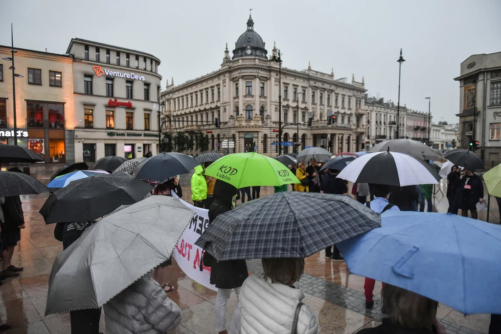 Zgodnie z prośbą organizatorów w każdym ze 150 miejsc, w których miały odbyć się protesty, liczbę protestujących powinna była być ograniczona do dozwolonych 150 osób. Uczestnicy mieli również obowiązek zachowania dwóch metrów odstępu oraz zasłonięcia ust oraz nosa. Na zdjęciu demonstracja w Lublinie. Zgodnie z prośbą organizatorów w każdym ze 150 miejsc, w których miały odbyć się protesty, liczbę protestujących powinna była być ograniczona do dozwolonych 150 osób. Uczestnicy mieli również obowiązek zachowania dwóch metrów odstępu oraz zasłonięcia ust oraz nosa. Na zdjęciu demonstracja w Lublinie.