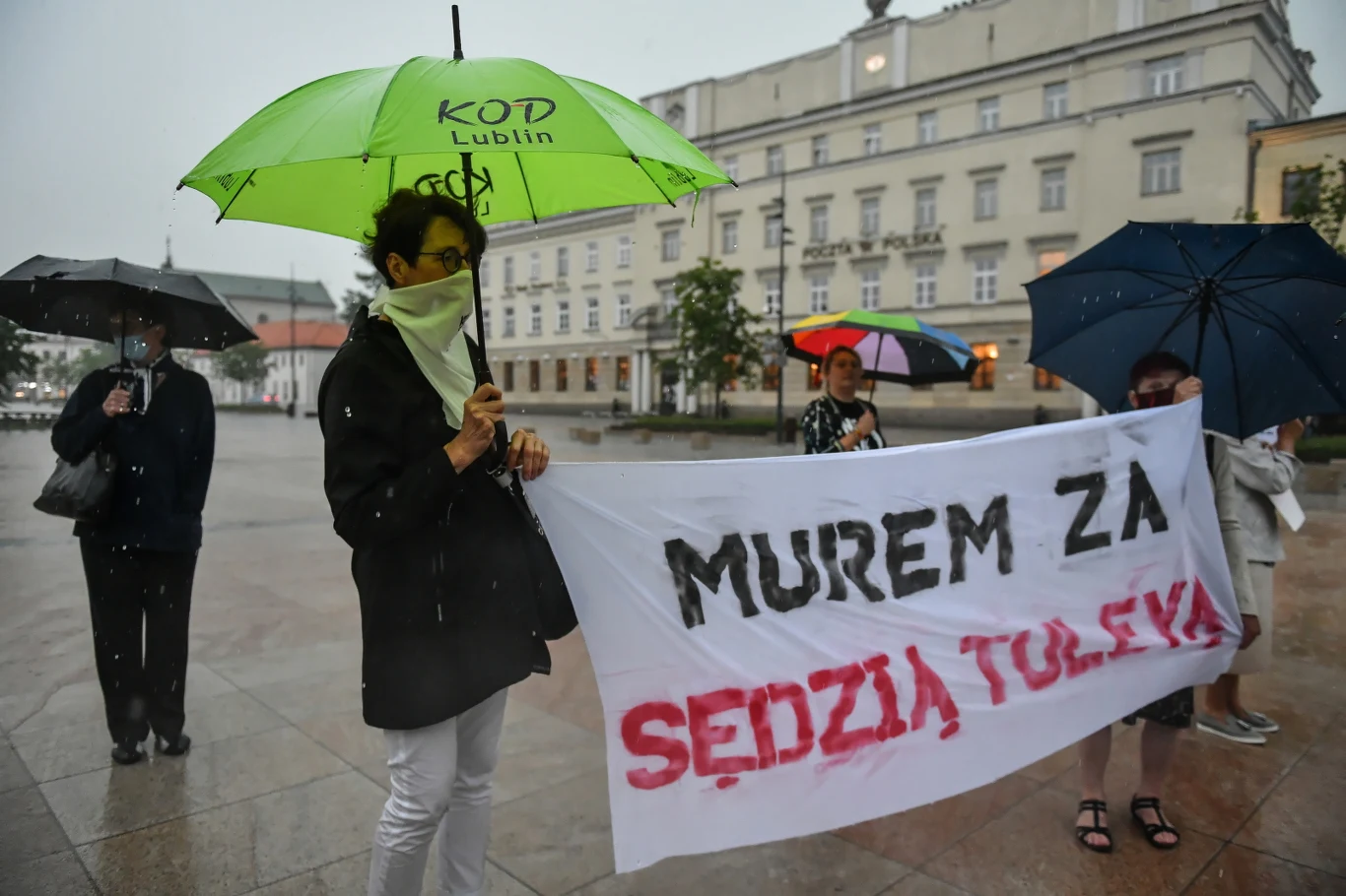 Protesty odbyły się pod hasłem "150x150/Dziś Tuleya, jutro Ty", które przypomina o obowiązujących zasadach reżimu sanitarnego. Na zdjęciu demonstracja w Lublinie. Protesty odbyły się pod hasłem "150x150/Dziś Tuleya, jutro Ty", które przypomina o obowiązujących zasadach reżimu sanitarnego. Na zdjęciu demonstracja w Lublinie.
