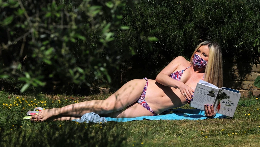 Caprice zaliczyła także kilka występów w telewizji. Pojawiała się najczęściej w serialach produkowanych przez HBO. Największą popularność przyniosła jej jednak rola jurora w programie „Britain’s Next Top Model”. Caprice zaliczyła także kilka występów w telewizji. Pojawiała się najczęściej w serialach produkowanych przez HBO. Największą popularność przyniosła jej jednak rola jurora w programie „Britain’s Next Top Model”.