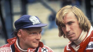 Niki Lauda (z lewej) i James Hunt