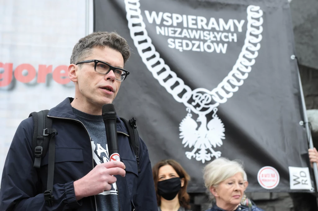 Sędzia Igor Tuleya przed budynkiem Sądu Najwyższego w Warszawie Sędzia Igor Tuleya przed budynkiem Sądu Najwyższego w Warszawie