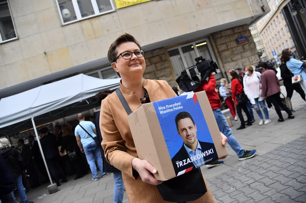 We wtorek przed siedzibą PKW przy ul. Wiejskiej w Warszawie pojawili się politycy KO (na zdj. Katarzyna Lubnauer) i członkowie sztabu kandydata, by złożyć wymagane podpisy. Nie zabrakło też rzeszy wolontariuszy. Przynieśli ze sobą pudła z podobizną Trzaskowskiego, wypełnione listami z podpisami. We wtorek przed siedzibą PKW przy ul. Wiejskiej w Warszawie pojawili się politycy KO (na zdj. Katarzyna Lubnauer) i członkowie sztabu kandydata, by złożyć wymagane podpisy. Nie zabrakło też rzeszy wolontariuszy. Przynieśli ze sobą pudła z podobizną Trzaskowskiego, wypełnione listami z podpisami.