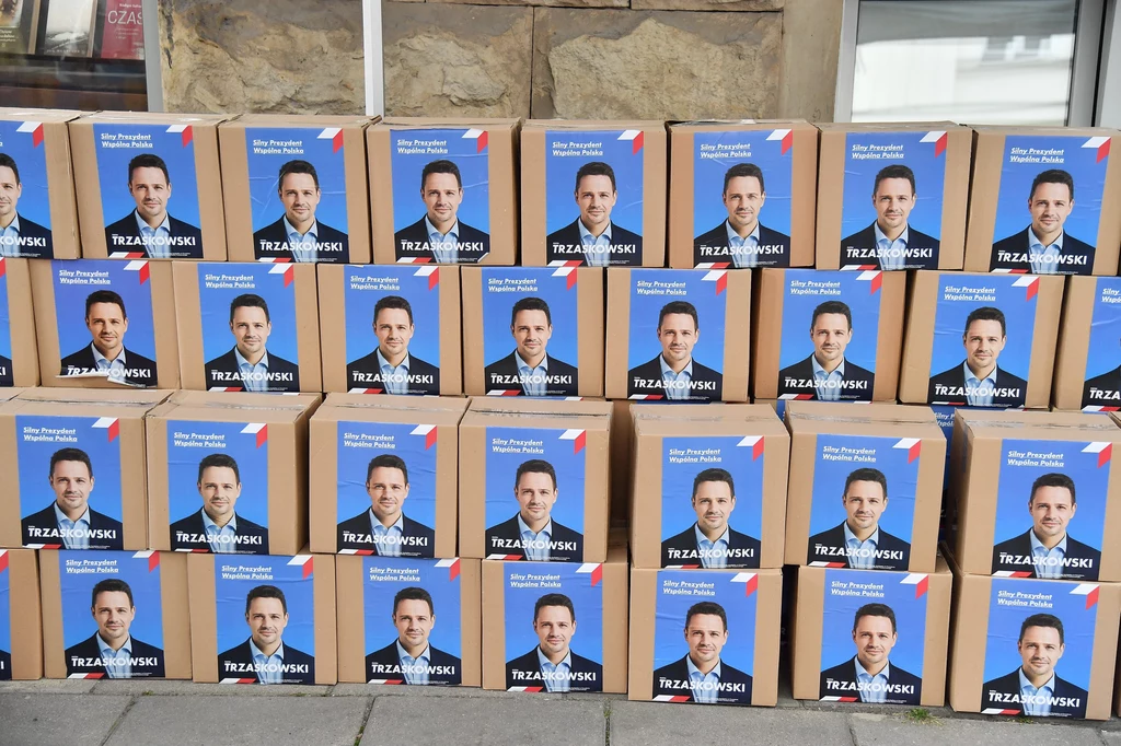 Sztabowcy przynieśli do PKW dokładnie 106 kartonów z podpisami. Sztabowcy przynieśli do PKW dokładnie 106 kartonów z podpisami.