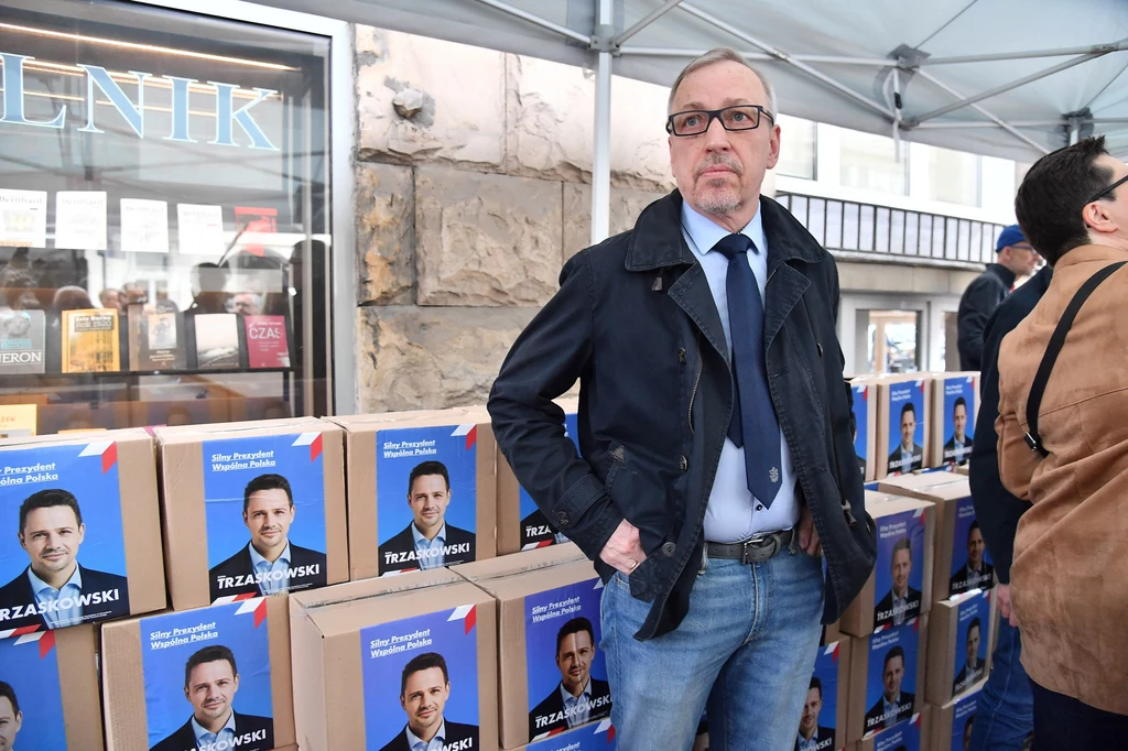 Na miejscu pojawił się też m.in. senator KO Bogdan Zdrojewski. Na miejscu pojawił się też m.in. senator KO Bogdan Zdrojewski.