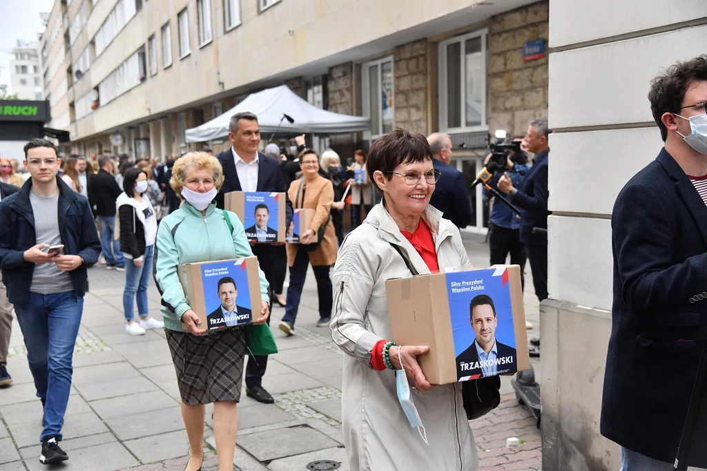 Przed siedzibą PKW ustawiła się kilkudziesięciometrowa kolejka. Przed siedzibą PKW ustawiła się kilkudziesięciometrowa kolejka.