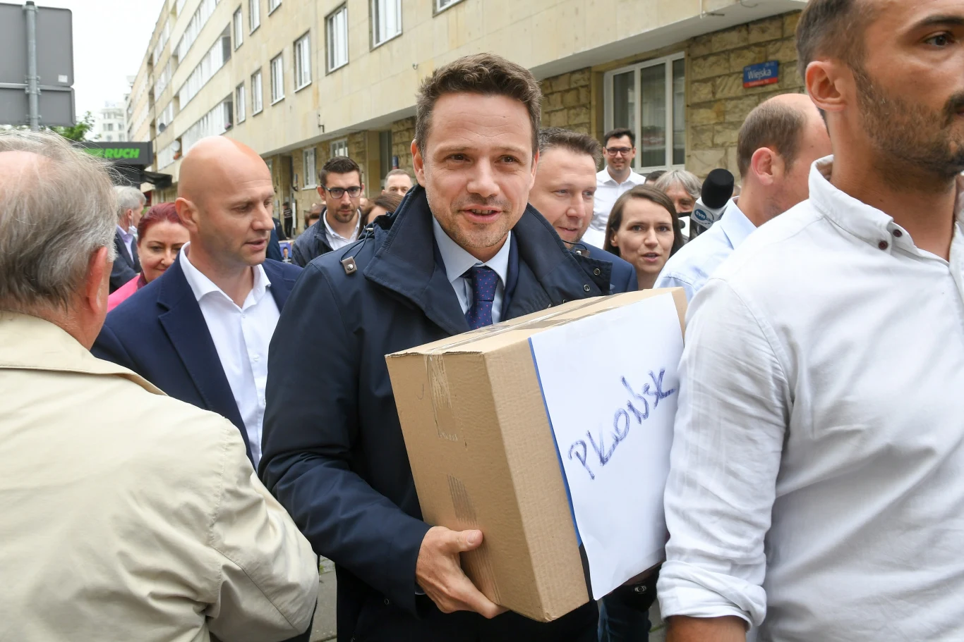 Rafał Trzaskowski w drodze do siedziby PKW Rafał Trzaskowski w drodze do siedziby PKW