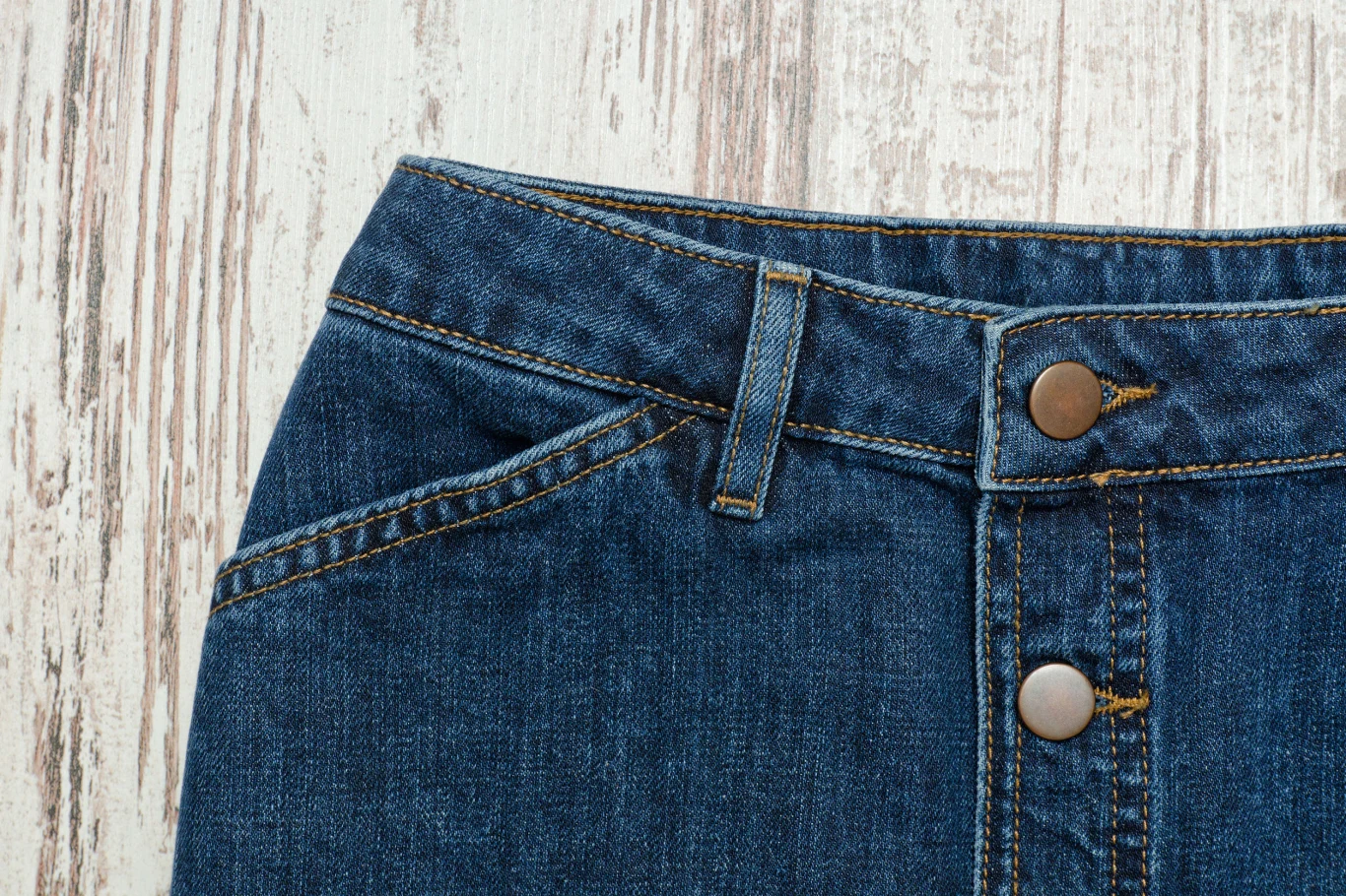 Panie o figurze typu jabłko (duży biust i brzuch, szczupłe nogi) mogą sobie pozwolić na klasyczną dżinsową spódnicę do kolan. Świetnie będzie do niej pasować luźna kopertowa bluzka, która zmniejszy optycznie piersi i zamaskuje brak talii. Kilka kilogramów odejmą też wysokie obcasy. Źródło: Twoje Imperium Panie o figurze typu jabłko (duży biust i brzuch, szczupłe nogi) mogą sobie pozwolić na klasyczną dżinsową spódnicę do kolan. Świetnie będzie do niej pasować luźna kopertowa bluzka, która zmniejszy optycznie piersi i zamaskuje brak talii. Kilka kilogramów odejmą też wysokie obcasy. Źródło: Twoje Imperium