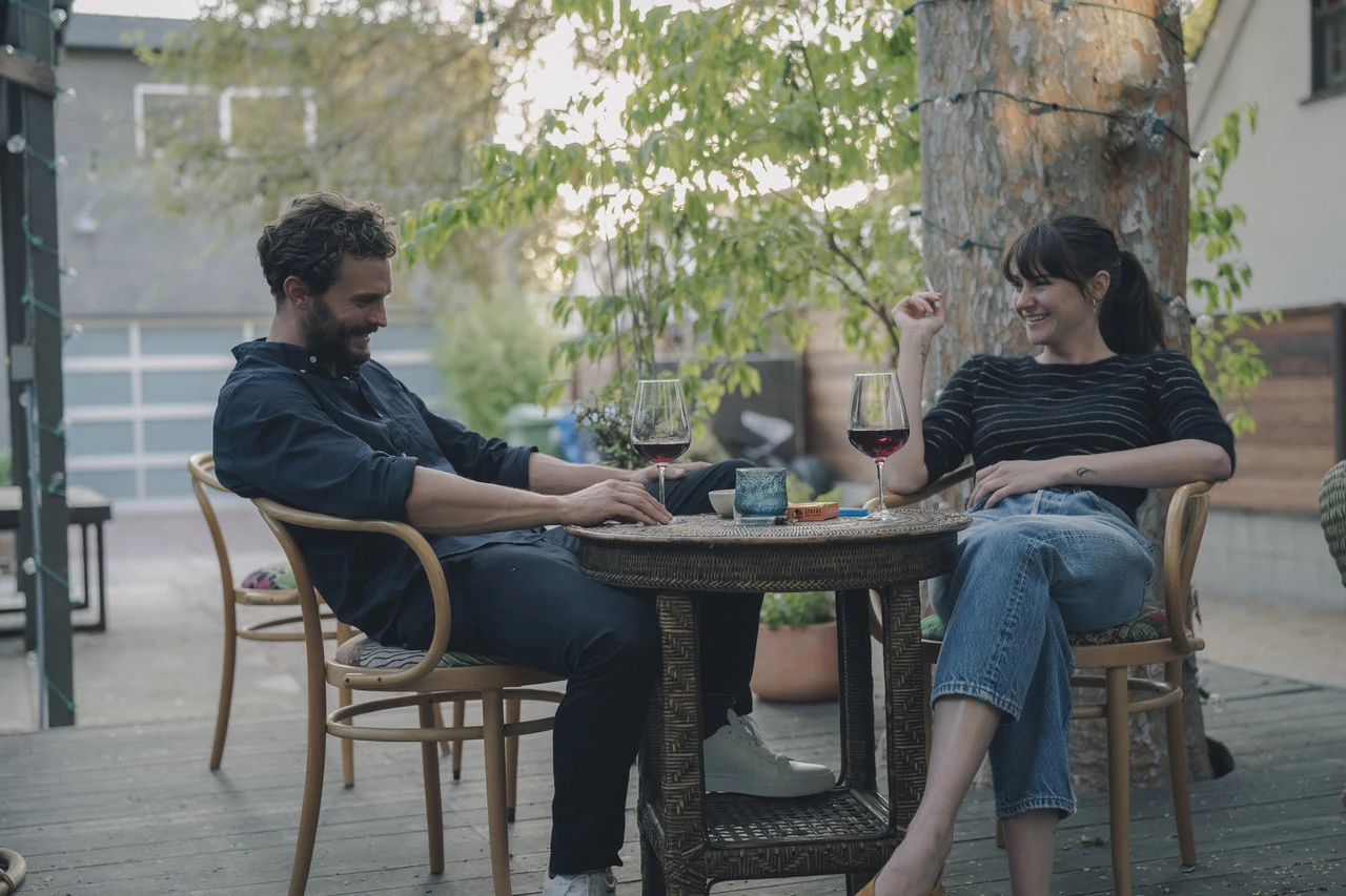 Jamie Dornan i Shailene Woodley w scenie z filmu "Coś się kończy, coś zaczyna” Jamie Dornan i Shailene Woodley w scenie z filmu "Coś się kończy, coś zaczyna”