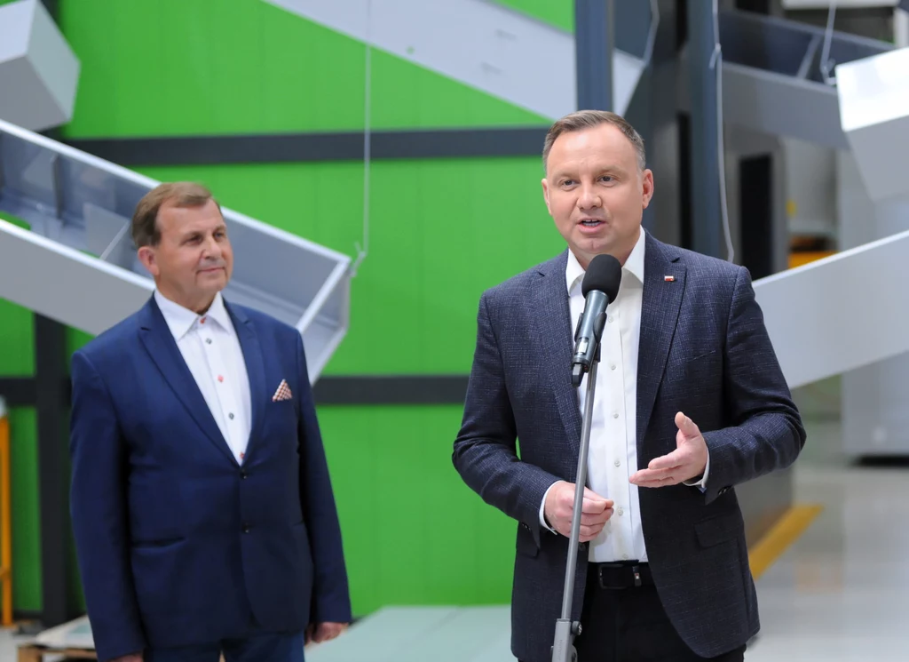Prezydent Andrzej Duda podczas wypowiedzi dla mediów w siedzibie firmy Wireland w Bytowie Prezydent Andrzej Duda podczas wypowiedzi dla mediów w siedzibie firmy Wireland w Bytowie
