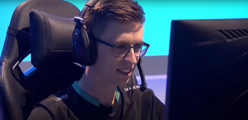 Czwarty sezon Ultraligi przynosi rewolucję całym zmaganiom. Pierwszą nowością jest pozyskanie sponsora tytularnego w postaci Alior Banku. Już wcześniej bank wykonał kilka kroków związanych z League of Legends, umieszczając na swoich kartach jedną z postaci z gry - Ashe.