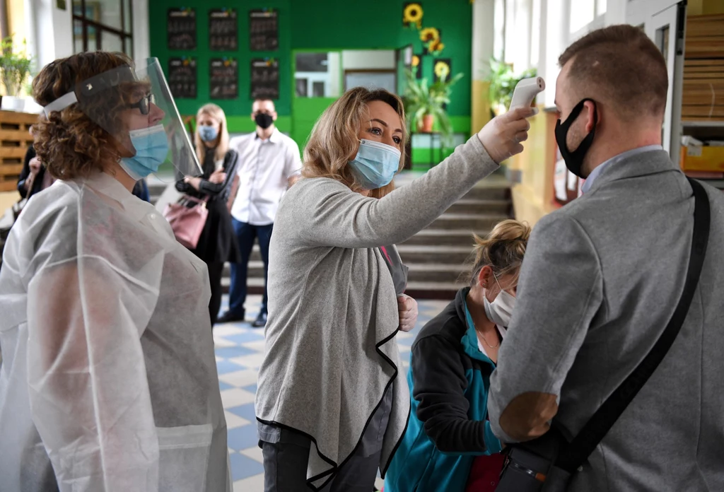 Matura 2020 odbywa się w szczególnym rygorze sanitarnym; zdjęcie ze szkoły w Przemyślu Matura 2020 odbywa się w szczególnym rygorze sanitarnym; zdjęcie ze szkoły w Przemyślu