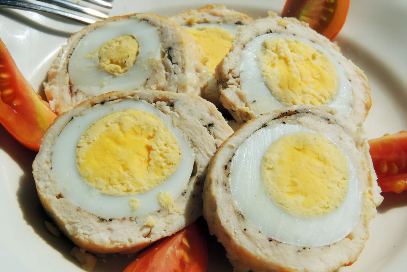 Sina obwódka wokół żółtka to znak, że jajka były gotowane za długo 