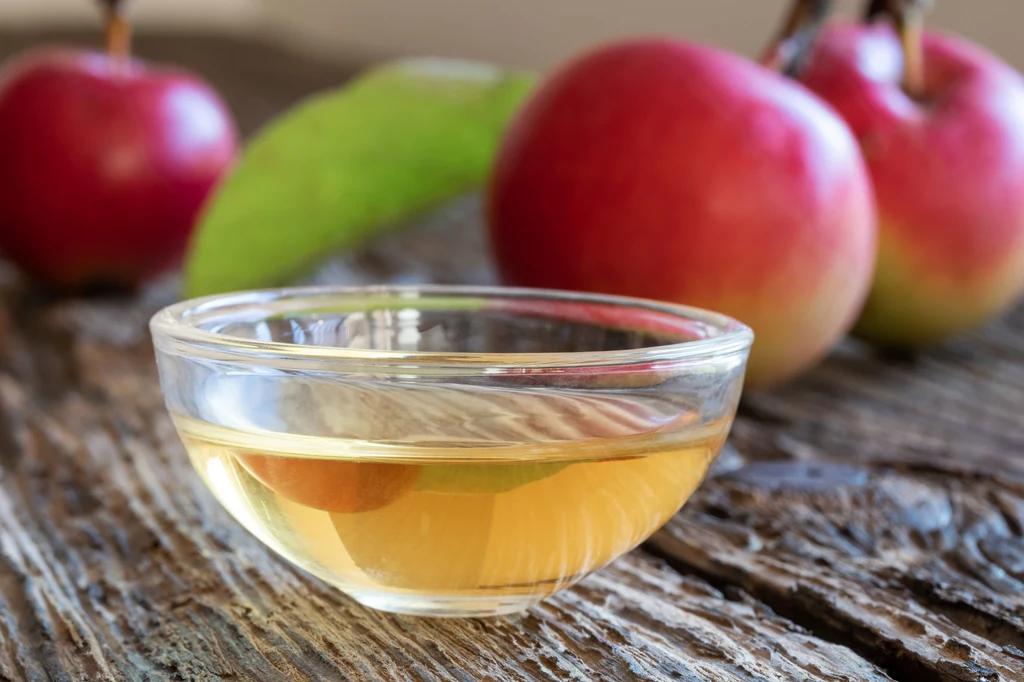 Płyn do powierzchni: Wymieszaj w butelce 200 ml octu jabłkowego oraz dziesięć kropli olejku lawendowego lub cytrynowego. Nasączoną nim ściereczką przecieraj powierzchnie, tj. armaturę, klamki, terakotę lub szkło. Olejków nie stosuj do powierzchni drewnianych i plastikowych. Źródło: Życie na gorąco Płyn do powierzchni: Wymieszaj w butelce 200 ml octu jabłkowego oraz dziesięć kropli olejku lawendowego lub cytrynowego. Nasączoną nim ściereczką przecieraj powierzchnie, tj. armaturę, klamki, terakotę lub szkło. Olejków nie stosuj do powierzchni drewnianych i plastikowych. Źródło: Życie na gorąco