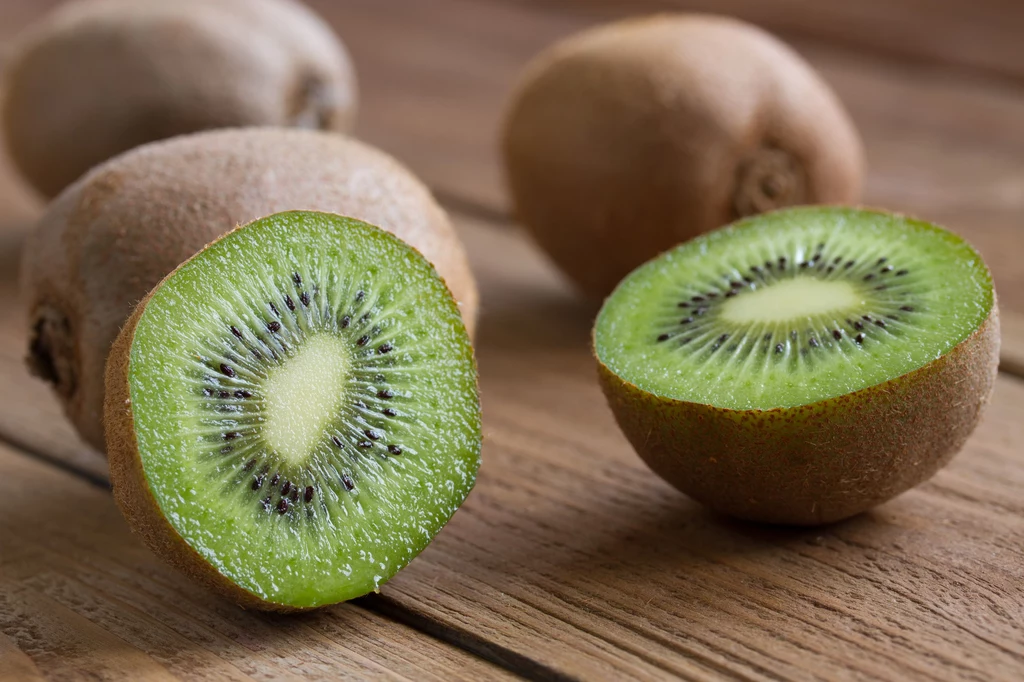 Kiwi do skóry brzucha: Po zastosowaniu peelingu z kiwi skóra staje się bardziej elastyczna, zwarta i znacznie gładsza. Możesz go także nakładać na piersi. Zabieg przeprowadzaj nie częściej niż raz w tygodniu. Obierz ze skóry dwa owoce kiwi. Pokrój je na kawałki i rozdrobnij w blenderze. Dodaj łyżkę miodu, łyżeczkę cukru i łyżkę mąki kukurydzianej. Wymieszaj i nałóż na wilgotną skórę. Masuj przez trzy minuty i zmyj wodą. Kiwi do skóry brzucha: Po zastosowaniu peelingu z kiwi skóra staje się bardziej elastyczna, zwarta i znacznie gładsza. Możesz go także nakładać na piersi. Zabieg przeprowadzaj nie częściej niż raz w tygodniu. Obierz ze skóry dwa owoce kiwi. Pokrój je na kawałki i rozdrobnij w blenderze. Dodaj łyżkę miodu, łyżeczkę cukru i łyżkę mąki kukurydzianej. Wymieszaj i nałóż na wilgotną skórę. Masuj przez trzy minuty i zmyj wodą.