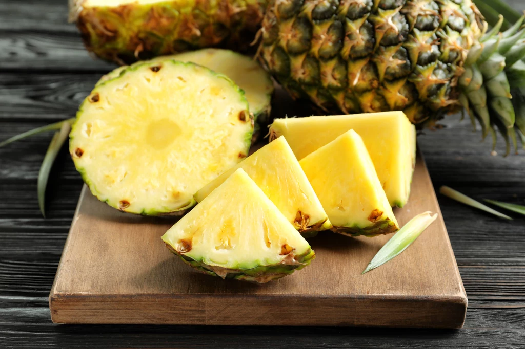 Ananas na łokcie: Nie tylko mocno złuszcza zrogowaciały naskórek, ale także zmiękcza go i rozjaśnia. Ten piling stosuj raz w tygodniu. Możesz go używać też na kolana. Odkrój dwa plastry ananasa. Obierz je ze skóry, pokrój i włóż do blendera. Dodaj łyżkę płatków owsianych, by uzyskać gęstszą konsystencję. Zmiksuj. Jeśli kosmetyk będzie za rzadki, dodaj jeszcze płatków i ponownie zmiksuj. Na koniec wsyp łyżkę soli. Wymieszaj. Pulpę nałóż na kolana i masuj przez dwie minuty. Odczekaj pięć minut i zmyj letnią wodą. Źródło: Życie na gorąco Ananas na łokcie: Nie tylko mocno złuszcza zrogowaciały naskórek, ale także zmiękcza go i rozjaśnia. Ten piling stosuj raz w tygodniu. Możesz go używać też na kolana. Odkrój dwa plastry ananasa. Obierz je ze skóry, pokrój i włóż do blendera. Dodaj łyżkę płatków owsianych, by uzyskać gęstszą konsystencję. Zmiksuj. Jeśli kosmetyk będzie za rzadki, dodaj jeszcze płatków i ponownie zmiksuj. Na koniec wsyp łyżkę soli. Wymieszaj. Pulpę nałóż na kolana i masuj przez dwie minuty. Odczekaj pięć minut i zmyj letnią wodą. Źródło: Życie na gorąco