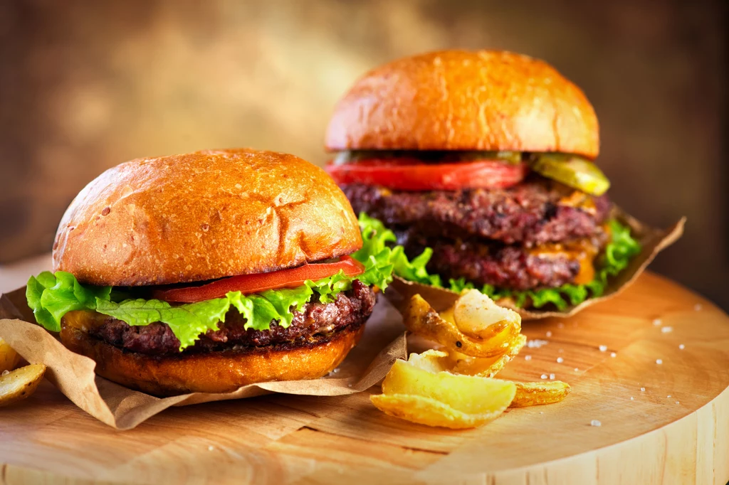 Burgery należą do najczęściej zamawianych na mieście dań. W naszym kraju jest naprawdę sporo miejsc, w których można je zjeść i to w różnych wariantach. Polacy jedzą je z mięsem wołowym, drobiowym, albo wybierają wersję wegetariańską. Opcji jest naprawdę sporo. Tak samo dobre, a może nawet lepsze niż jedzenie z burgerowni, mogą okazać się te przygotowane samodzielnie w domu. Na pewno będą o wiele zdrowsze i tańsze. Wystarczy tylko zaopatrzyć się w ulubione składniki. Burgery należą do najczęściej zamawianych na mieście dań. W naszym kraju jest naprawdę sporo miejsc, w których można je zjeść i to w różnych wariantach. Polacy jedzą je z mięsem wołowym, drobiowym, albo wybierają wersję wegetariańską. Opcji jest naprawdę sporo. Tak samo dobre, a może nawet lepsze niż jedzenie z burgerowni, mogą okazać się te przygotowane samodzielnie w domu. Na pewno będą o wiele zdrowsze i tańsze. Wystarczy tylko zaopatrzyć się w ulubione składniki.