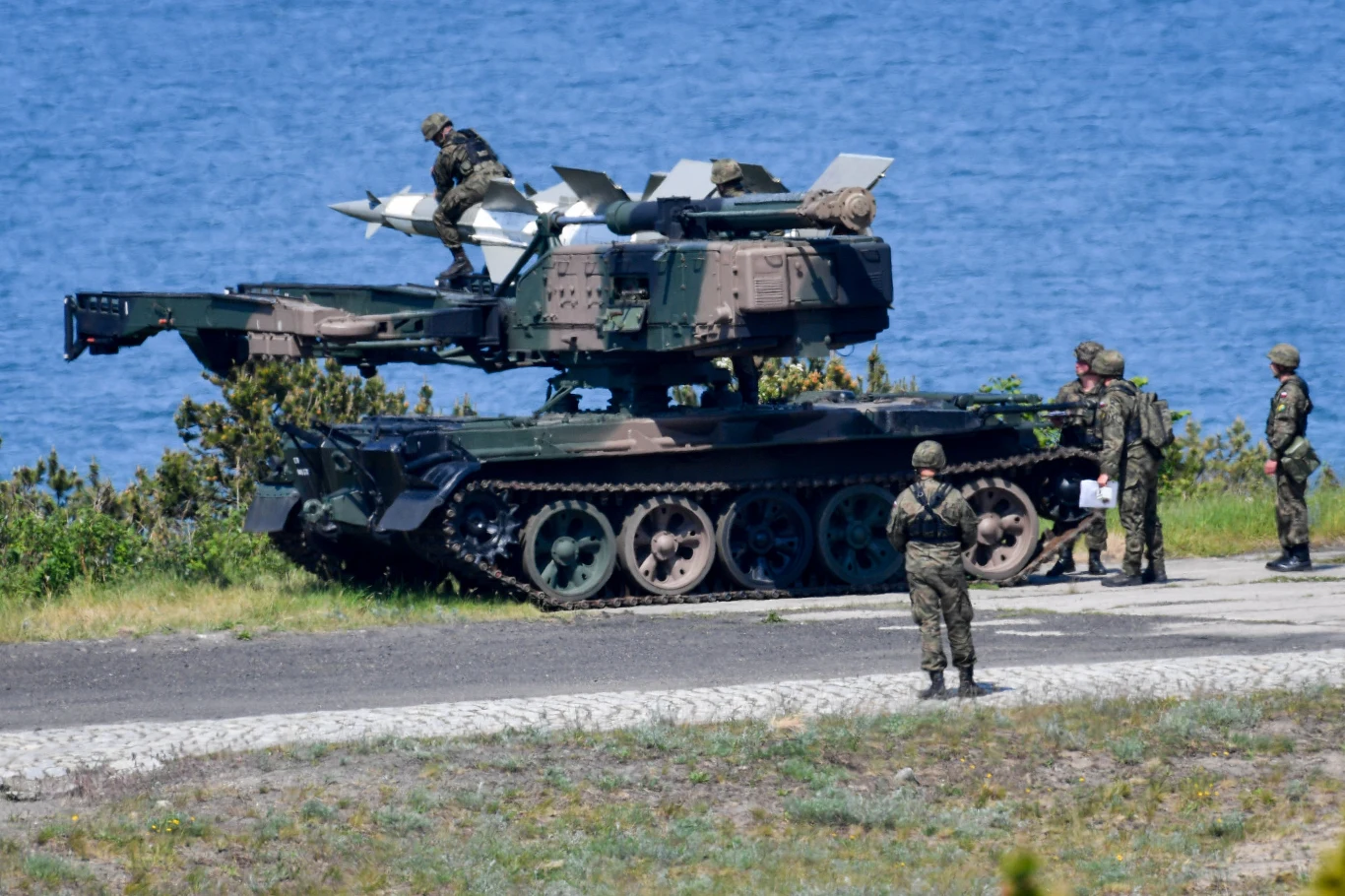 Prócz najnowszego uzbrojenia, zakupionego w 2003 roku, obserwujący manewry mogli podziwiać kunszt pilotów latających na ponad 30-letnich samolotach szturmowych Su-22 i śmigłowcach Mi-14. Oba typy przeszły w ostatnich latach wymianę agregatów i zmianę powłoki lakierniczej, co pozwoli im posłużyć do czasu wymiany na nowe typy statków powietrznych.