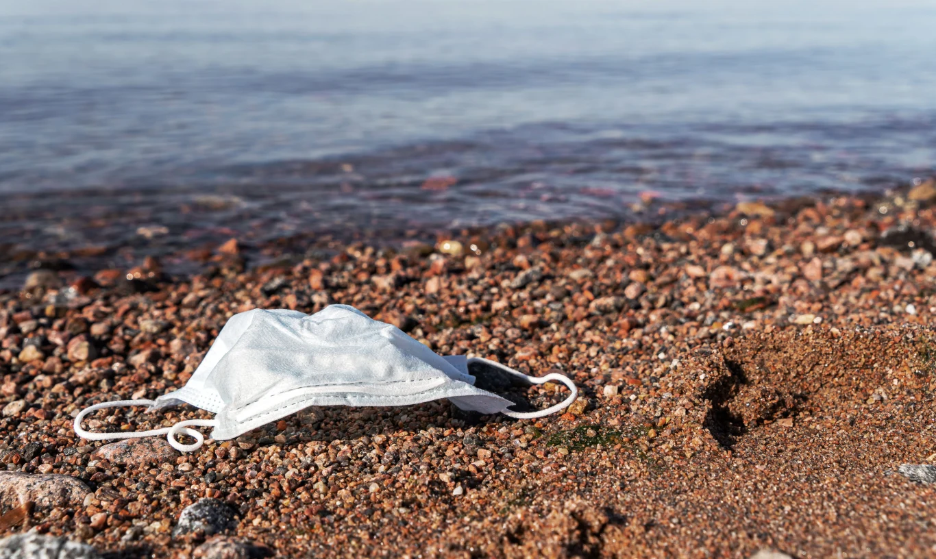 Lato będzie, niestety, sprzyjało problemom związanym ze śmieceniem maseczkami