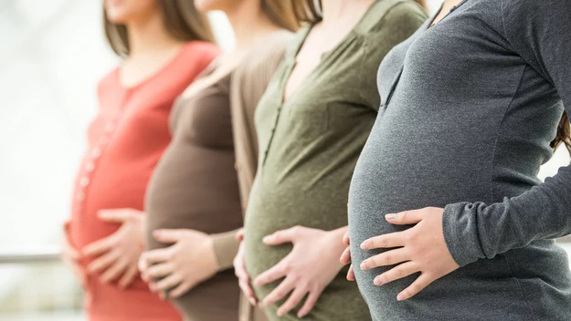 Świerzb jest niebezpieczny w ciąży i podczas karmienia. To mit. Świerzb nie jest niebezpieczny w ciąży ani w okresie laktacji. Wbrew obiegowym opiniom, nie prowadzi też do poronienia.

Przebieg zarażenia świerzbowcem może być bezobjawowy. To mit. Zarażenie pasożytem zawsze wywołuje silny świąd, o ile zarażona osoba zachowuje zdolność do jego odczuwania (brak odczuwania świądu ma miejsce w niektórych stanach neurologicznych). 


Źródło: Pap zdrowie